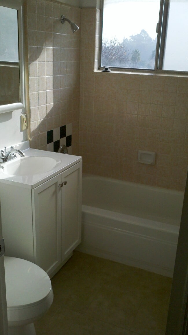 Bathroom - 40 Foster St