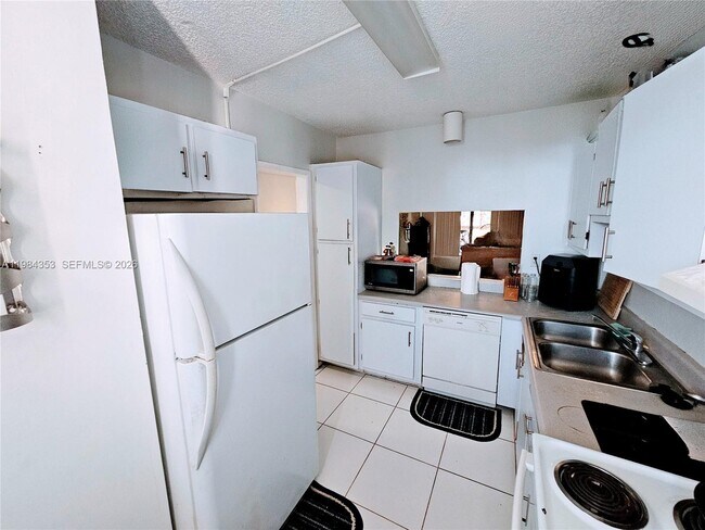 Foto del edificio - 8429 Forest Hills Dr