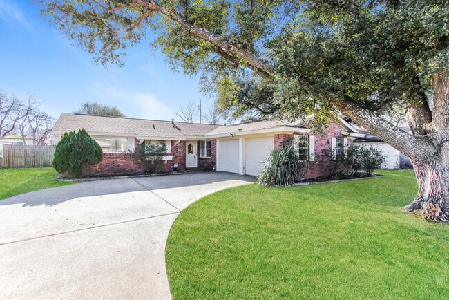 218 Leighton Dr