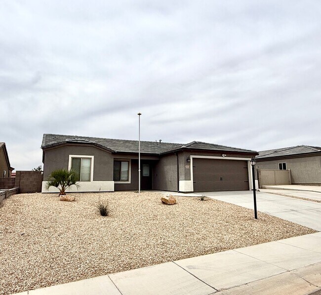 Foto del edificio - Stylish 3BR Home in Cerbat Vistas | Split Floor Plan, Covered Patio & 2-Car Garage!