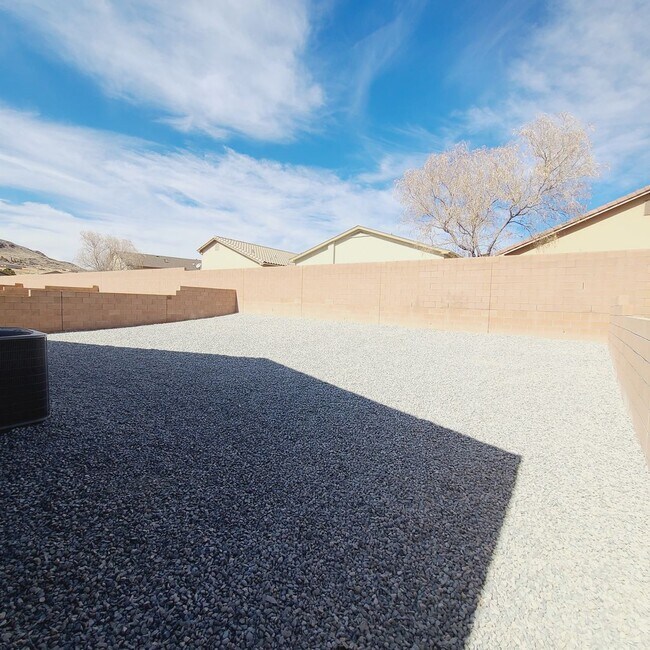 Foto del edificio - 3 bed 2 bath home in Huning Ranch!