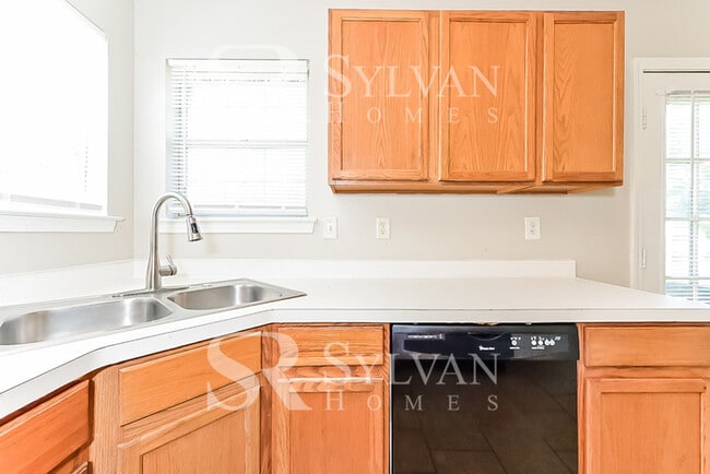 Building Photo - Don't miss out on this lovely home!
