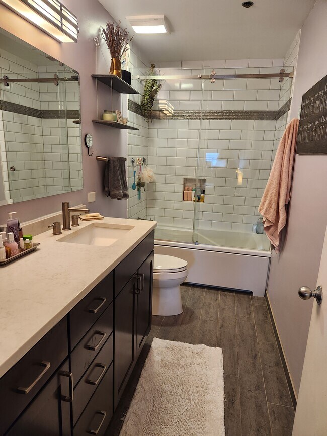 Baño principal en suite - 1601 W School St
