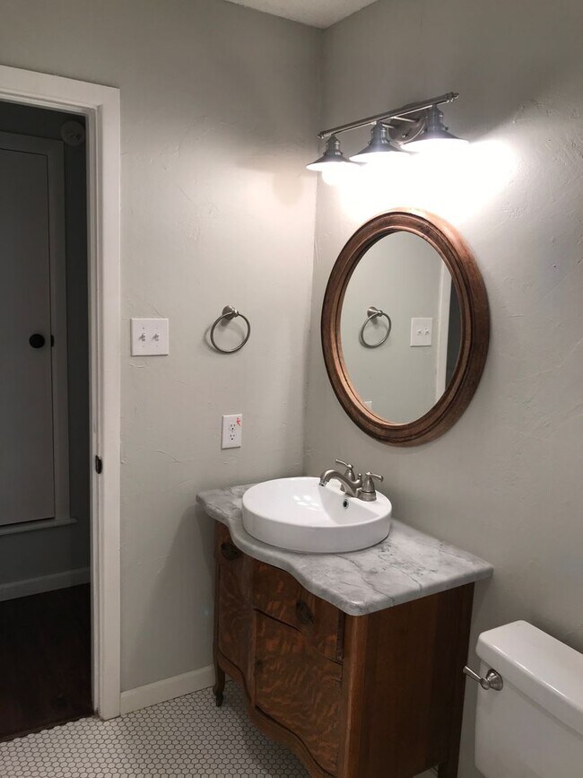 Foto del edificio - Available February 2026! Cozy and comfortable 3/2/2 brick home updated and in a quiet neighborhood.