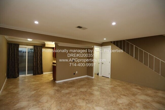 Building Photo - 2 bedroom 1.5 bathroom end unit condo in w...