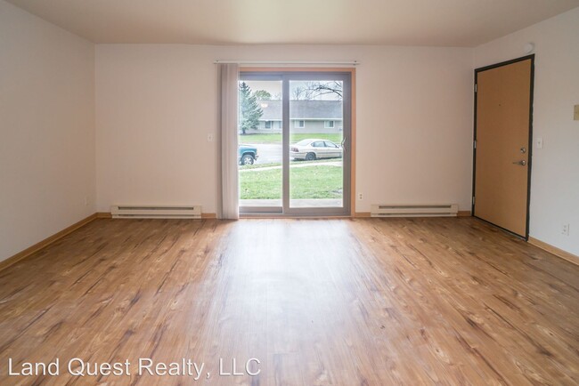 Building Photo - 2 br, 1 bath Apartment - 1851 Roosevelt Ave.