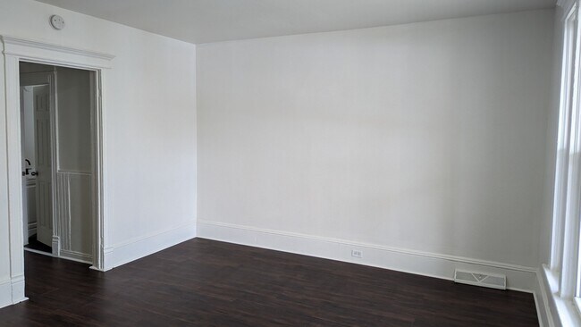 Building Photo - 2462 N Hubbard St
