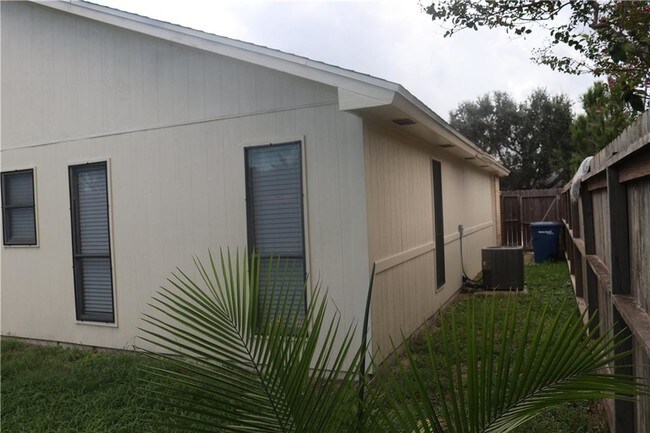 Building Photo - 2413 Manitoba Dr