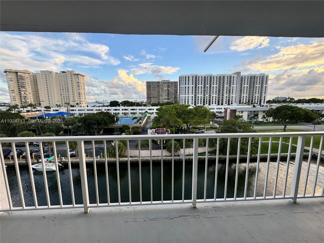 Foto del edificio - 1650 NE 115th St