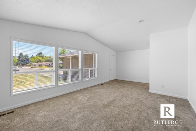 Foto del edificio - 4 Bedrooms - 2 1/2 Baths - South Medford Living