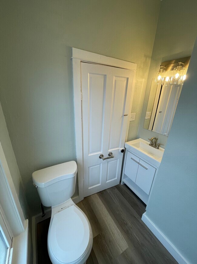 Building Photo - 157 E Rees St