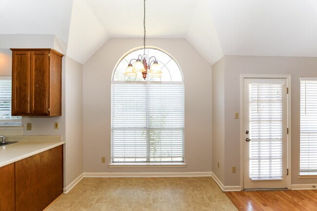 Foto del edificio - 6664 Laurel Valley Dr