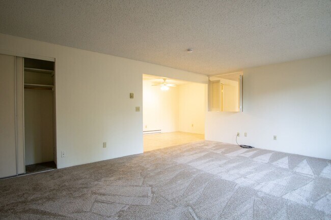 Foto del edificio - Garden-Level 2 Bed 2 Bath with Large Patio, Parking, & W/D Hookups