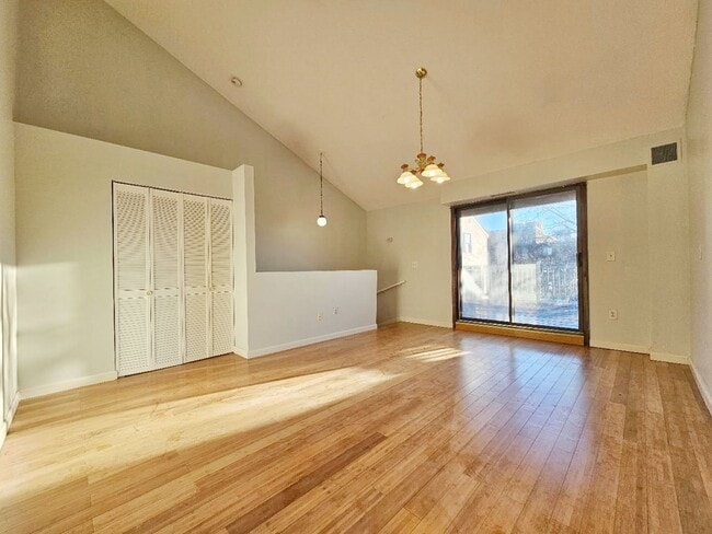 Beautiful renovated 3 bed 2 bath townhouse with deeded parking and easy Highway access - Beautiful renovated 3 bed 2 bath townhouse with deeded parking and easy Highway access