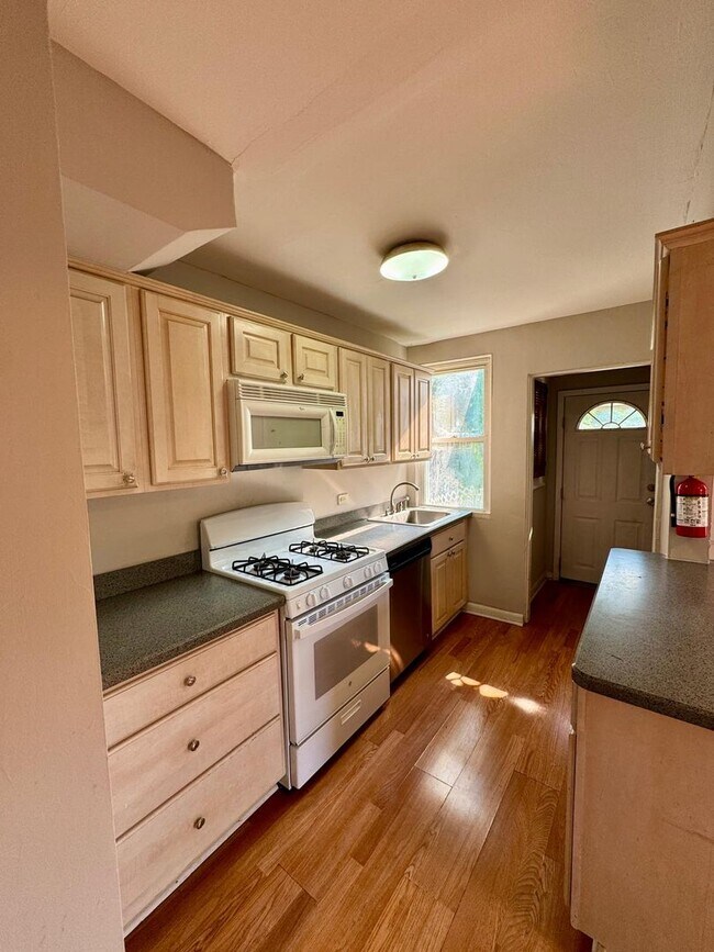 Foto del edificio - Spacious 3 Bedroom House with 1 bath for R...