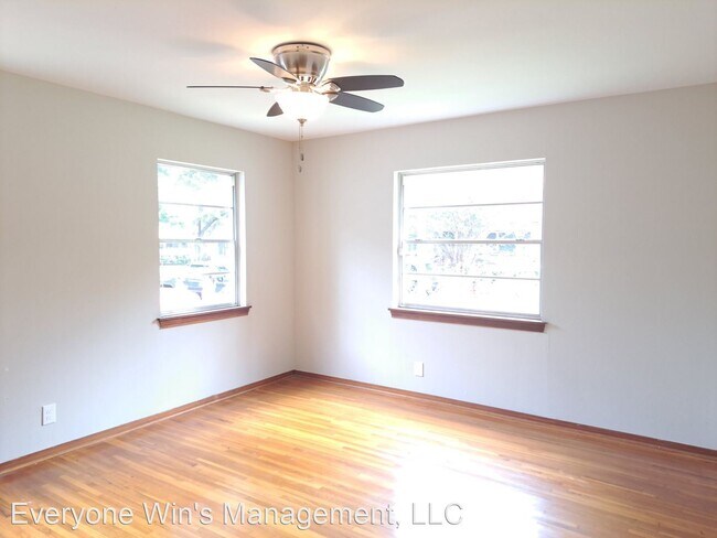 Building Photo - 2 br, 1 bath House - 902 W 14th St