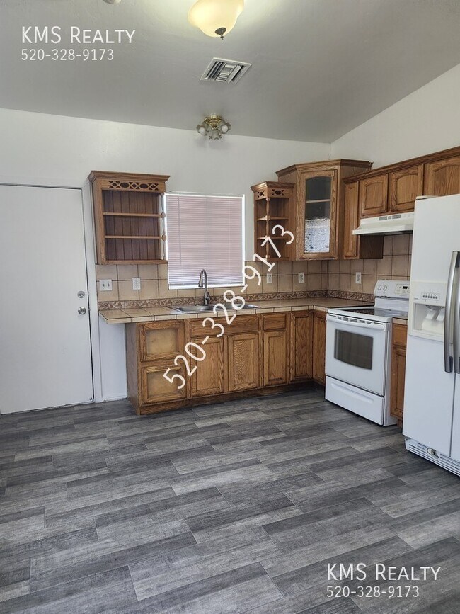 Building Photo - 1616 N Mohave Ave