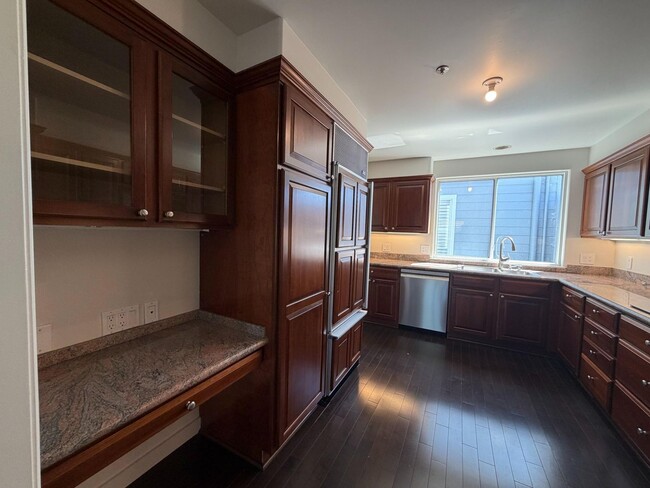 Building Photo - Luxury Pacific Heights 3BD/2.5BA with Private Rooftop Deck