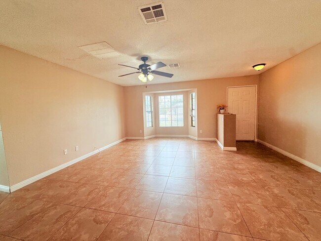 Building Photo - AVAILABLE NOW!!! 3 Bed 2 Bath House in Cat...
