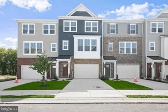 Building Photo - 643 Eastland Row