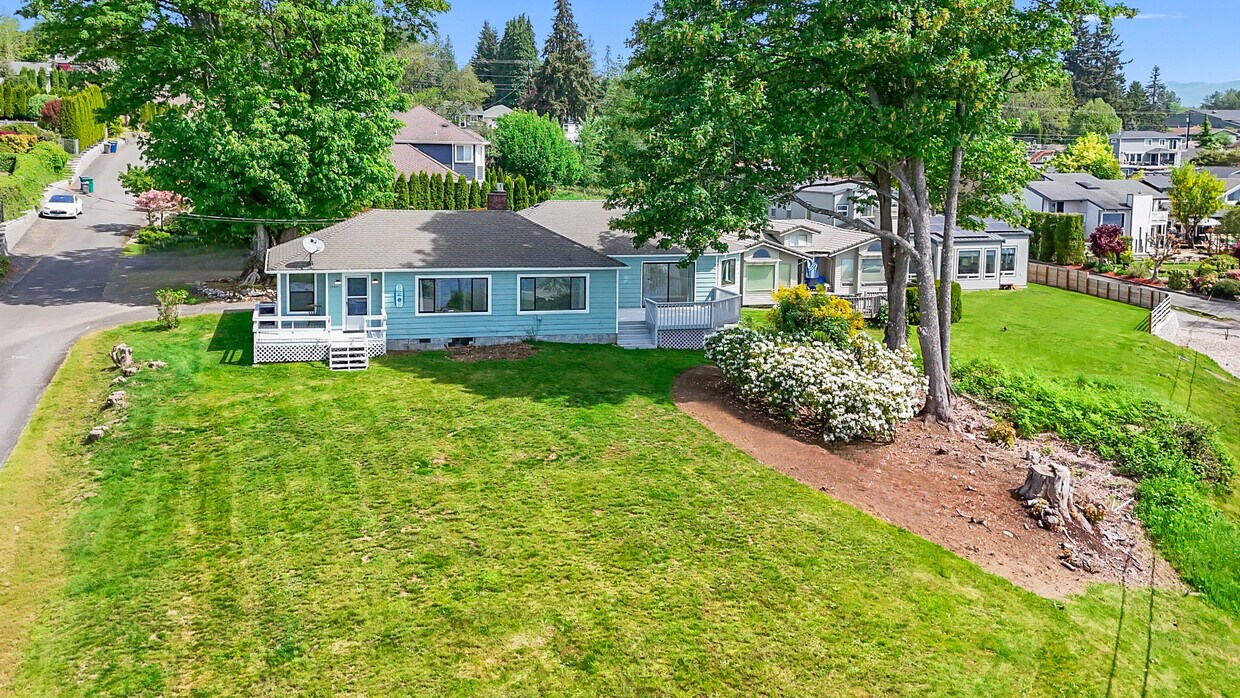 Primary Photo - 11810 N Lakeshore Dr