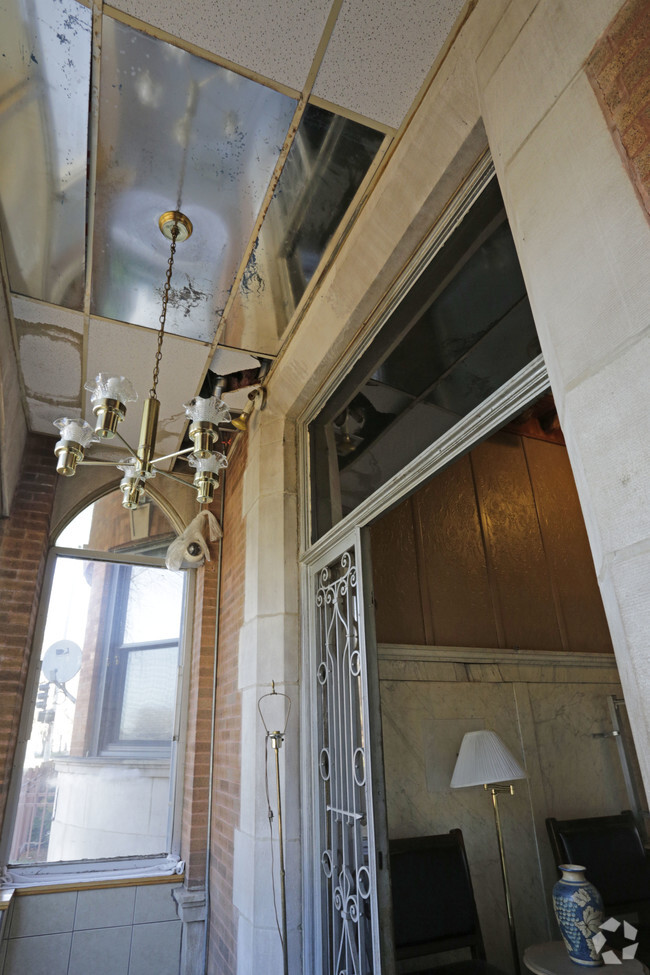 Lobby - 4905 S Michigan Ave