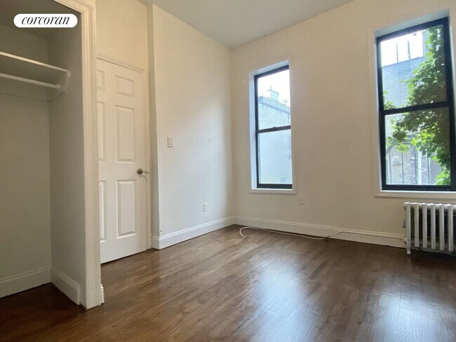 Foto del edificio - 215 E 4th St