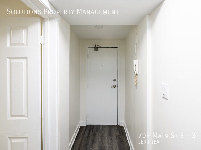 Photo du bâtiment - **Newly Renovated 2 Bedroom + Den Main Floor Unit**