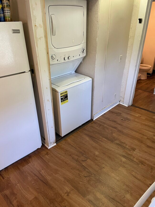 Laundry unit - 8 Mound St