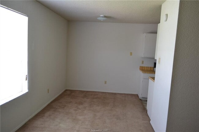 Building Photo - 1500 Alpine Cir