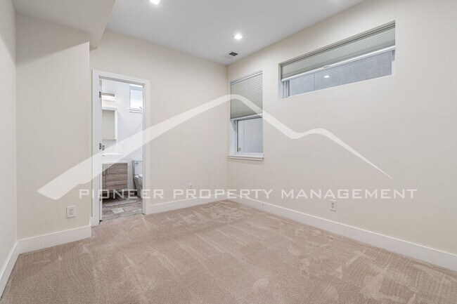 Building Photo - Spacious Condo with Washer/Dryer and Centr...