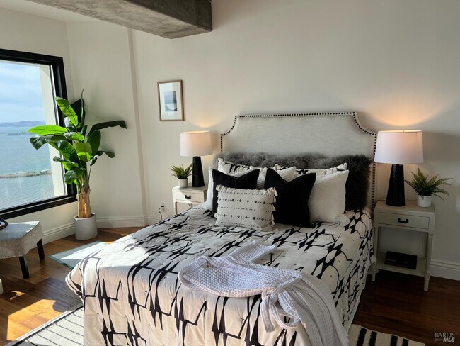 Foto del edificio - 6363 Christie Ave
