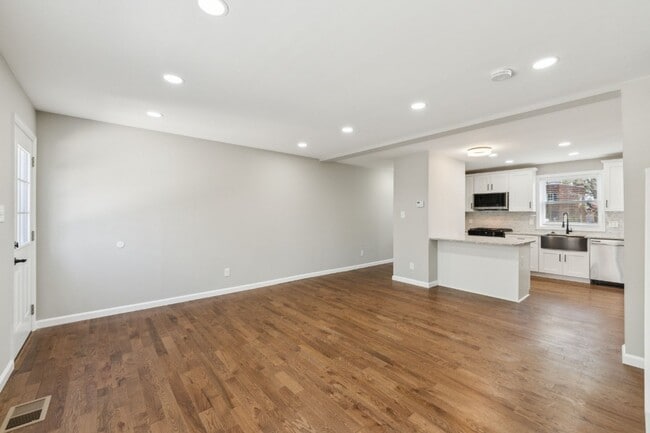 Building Photo - Charming 3 Bed 2.5 Bath Interior Townhome ...