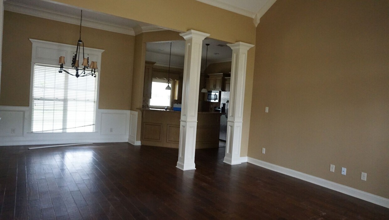 Primary Photo - Beautiful three bedroom two bath in the Co...