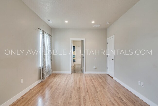 Building Photo - 931 Delorean Ln