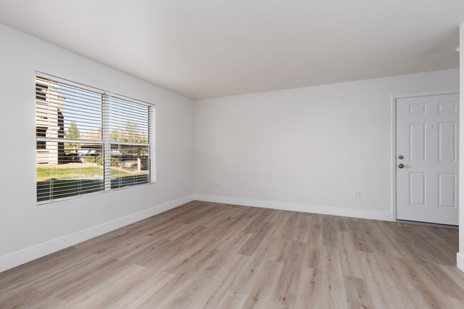 Foto del edificio - Completely remodeled 1st floor unit in gated Silverado Ranch community