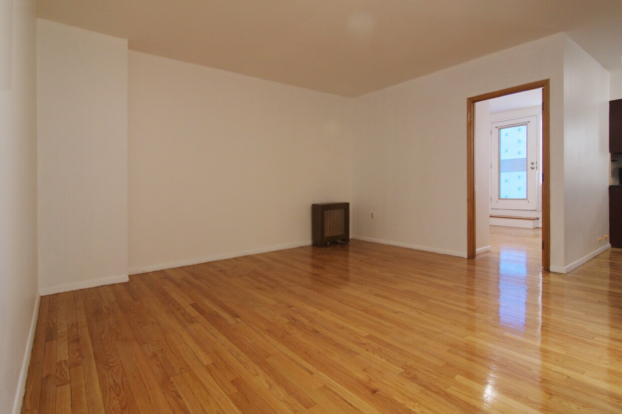 Foto principal - 10513 Metropolitan Ave