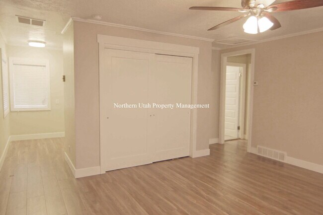 Foto del edificio - 2 Bed, 1 Bath Upper Unit