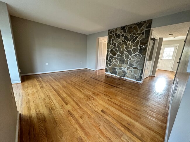 Sala de estar - 104 Barrington Ln