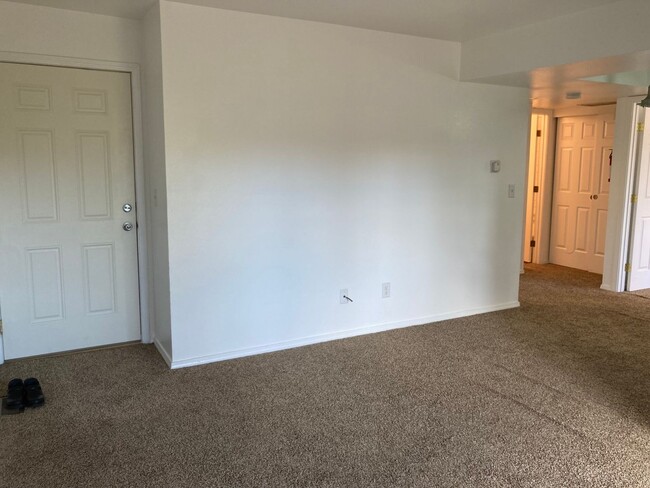 Building Photo - Well Kept 2 Bedroom Foxridge Condo W/Garag...