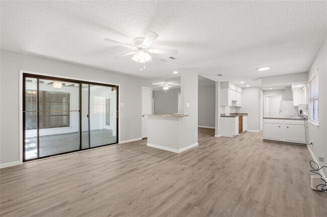 Building Photo - 6802 Vialinda Dr
