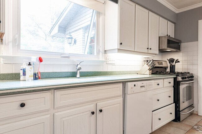 Photo du bâtiment - Spacious 4-Bedroom Family Home with Finished Basement & Double Garage – Available July 1st