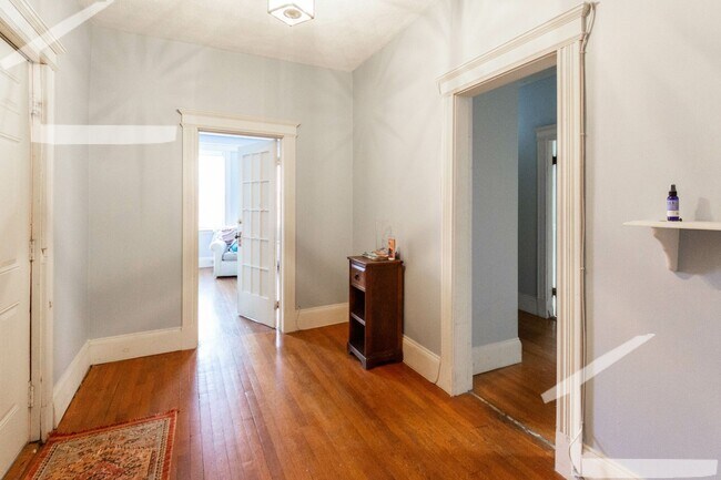 Building Photo - Large Recently Renovated Unit, Central Hea...