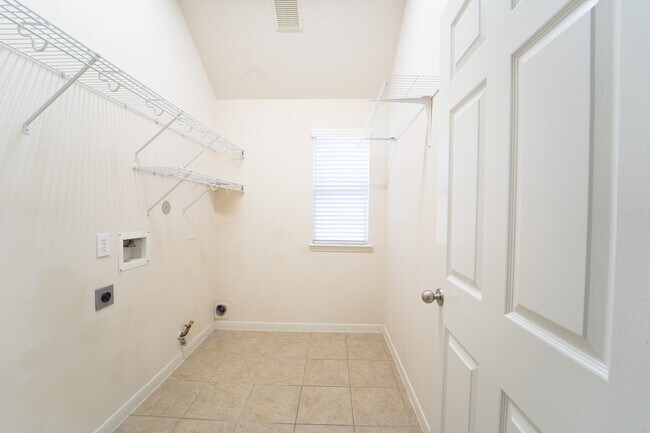 Foto del edificio - 2910 Sandleigh Dr