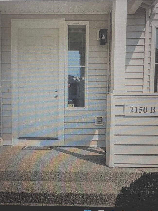 Building Photo - Spacious Condo Available Now!
