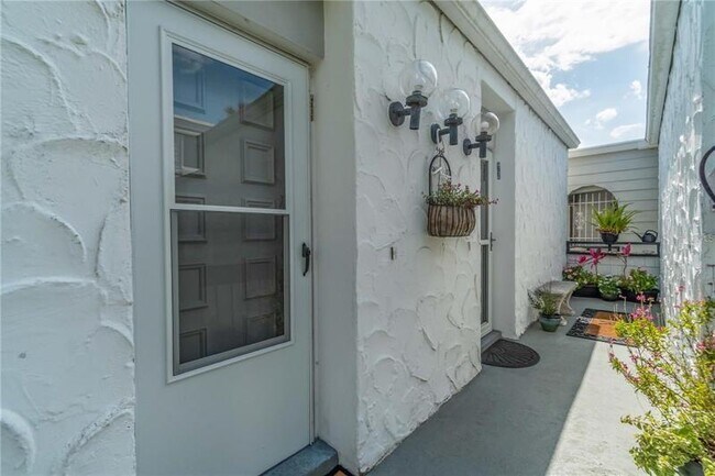 Building Photo - 1555 Tarpon Center Dr