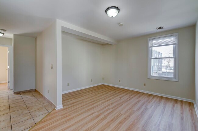 Building Photo - 11 Isabella Ave