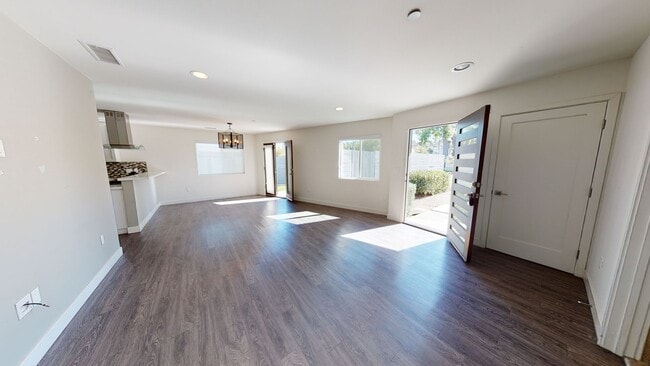 Building Photo - Beautiful 3 bedroom, 2 bath house in Woodl...