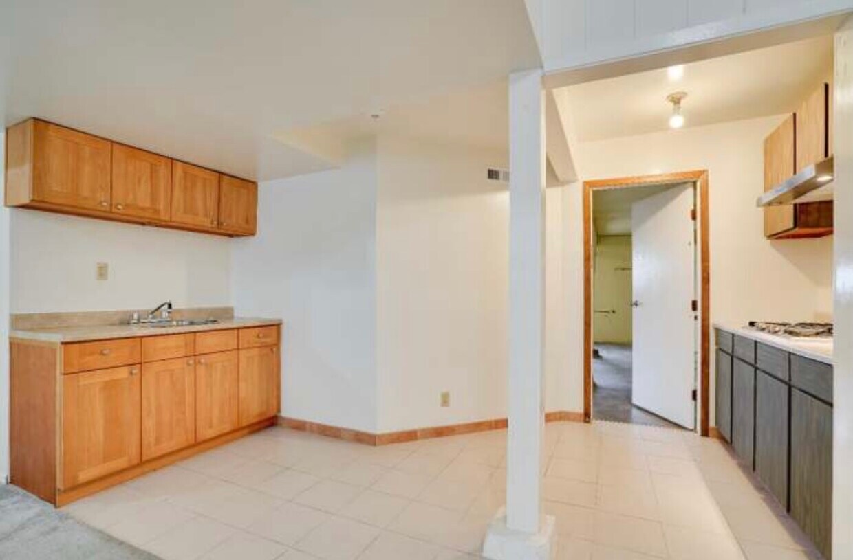 Building Photo - 2300 Evergreen Dr