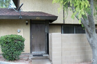 Building Photo - 1704 W Village Way